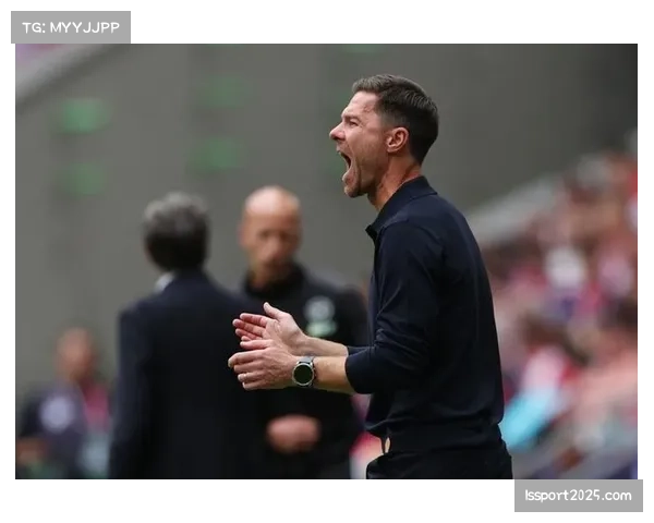 赛后更衣室通道，哈维·阿隆索与罗斯就争议判罚进行激烈交流