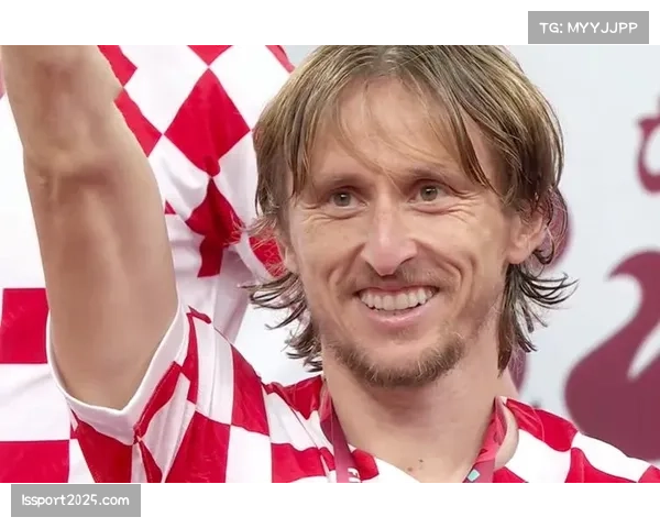 比赛花絮：伯纳乌球迷高歌向即将退役的莫德里奇致敬